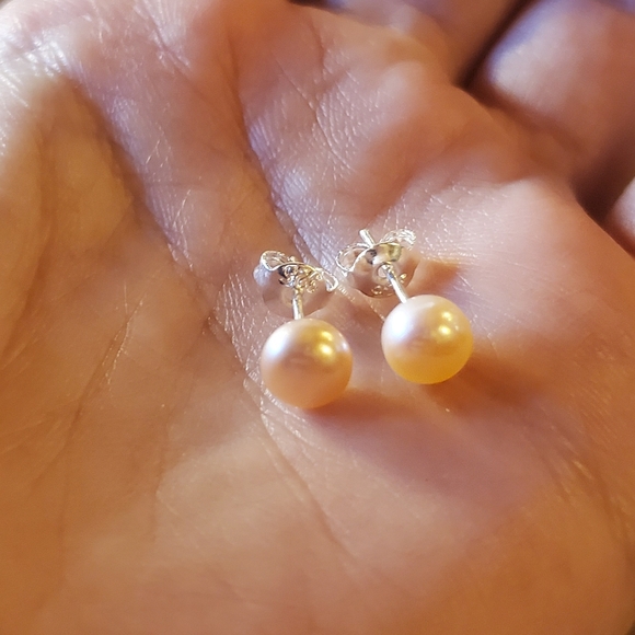NWOT Tiny 6mm Pink Freshwater Pearl Stud Earrings - Picture 6 of 8